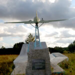 Памятник. Кущенко А.И.  - комиссар 19-го партизанского отряда. трагически погиб 18 ноября 1943.