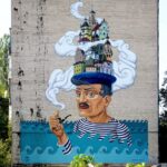 Бывший инженер создает рисунки на стенах зданий и развалин родного Крыма, стремясь жить в свое удовольствие.