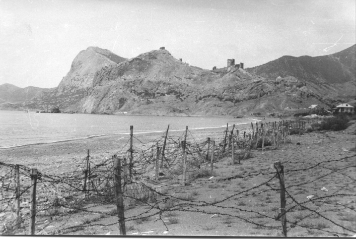 Береговая линия, вид на генуэзскую крепость.