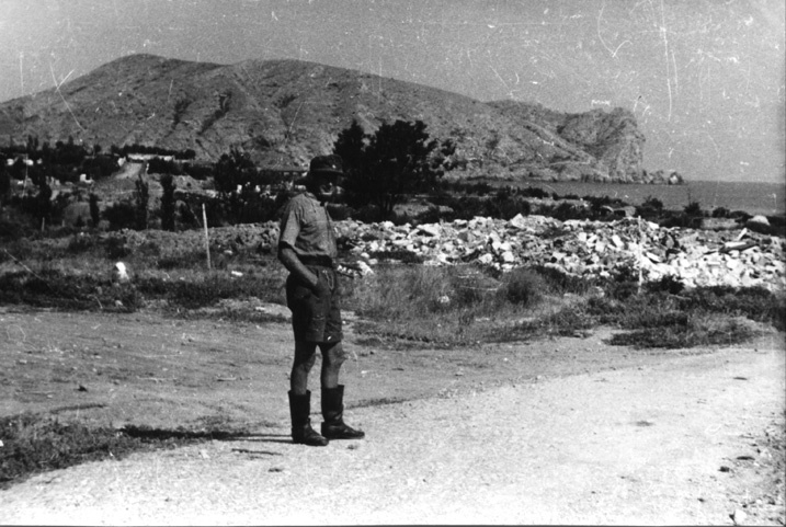 Немецкий солдат на улице Судака. На дальнем плане мыс Алчак.