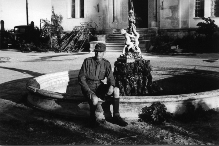 Немецкий солдат на фоне фонтана.