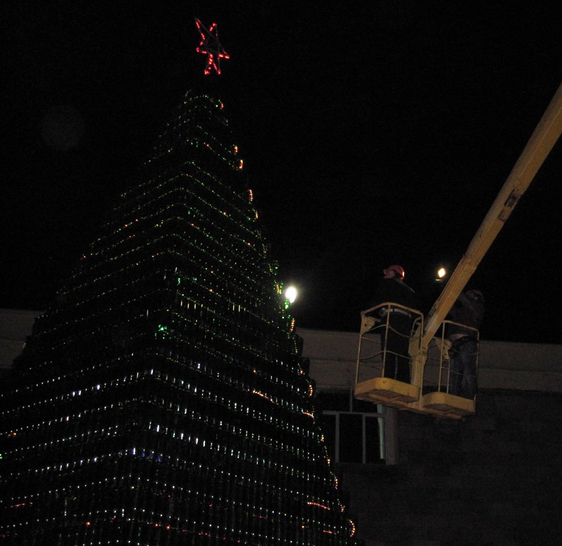 В Новом Свете презентовали самую высокую в Украине елку из бутылок.