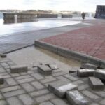 (Русский) Сильный шторм разбил набережную в Севастополе.