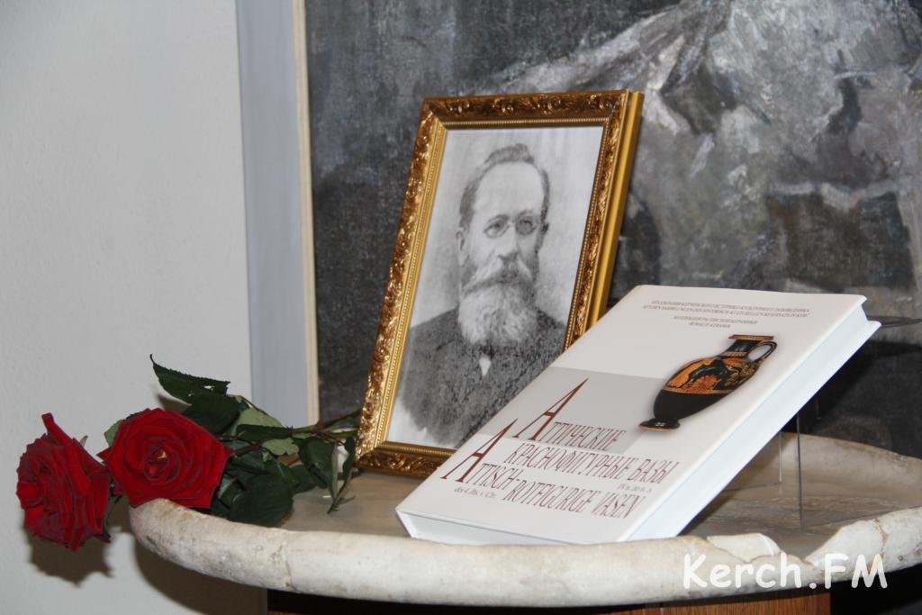 В Картинной галерее рассказали о керченском историке В. Шкорпиле.