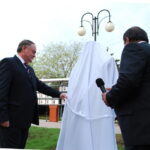 Памятник дворнику установили в Евпатории