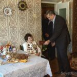 (Русский) Премьер Крыма вручил российский паспорт ветерану войны