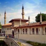 (Русский) В День флага РФ площадь Ханского дворца можно будет посетить бесплатно