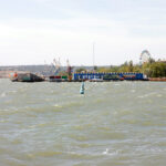 Из-за шторма на Керченской переправе задерживаются паромы и отменили катамараны