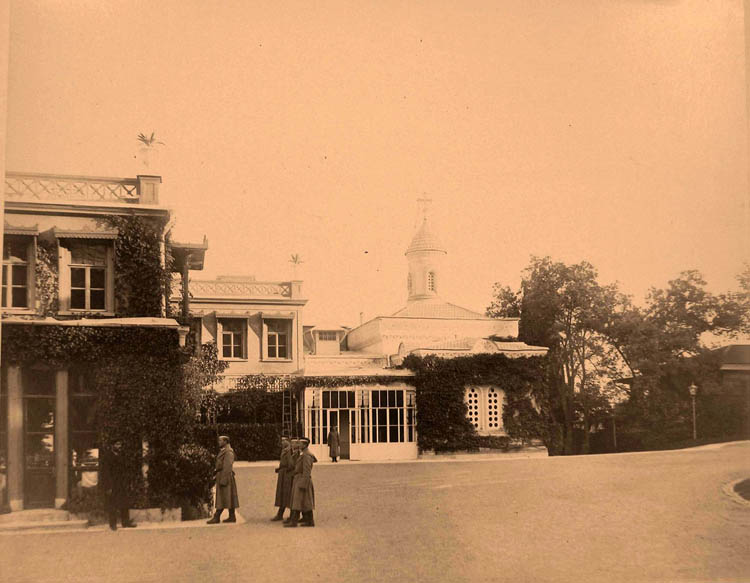 Ливадия. Служащие у Большого Императорского дворца (архитектор И.А.Монигетти; 1862-1863 гг.); на втором плане - западный фасад церкви Воздвижения Креста Господня и переход- галерея, соединяющая церковь с дворцом.