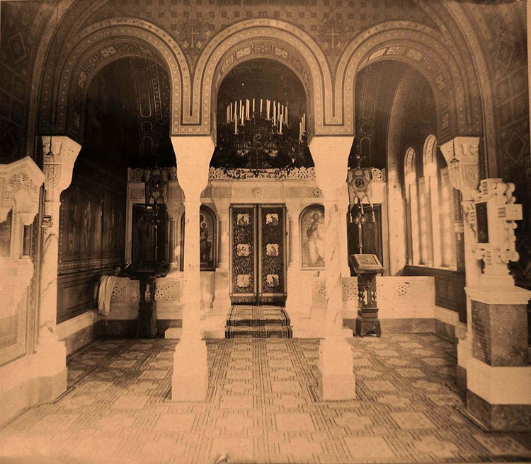 Ливадия. Вид алтарной части (с мраморным иконостасом и бронзовыми вратами) церкви Воздвижения Креста Господня (архитектор И.А.Монигетти, иконы написаны А.Е.Бейдеманом); справа - памятный знак в честь императора Александра II