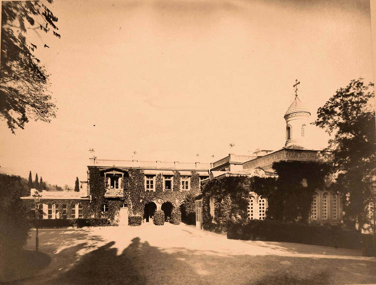 Ливадия. Вид части фасада Большого Императорского дворца (архитектор И.А.Монигетти, 1862-1863 гг.); справа - церковь Воздвижения Креста Господня.