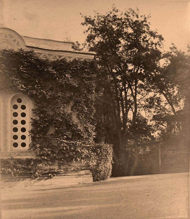 Ливадия. Вид части западного фасада здания церкви Воздвижения Креста Господня (архитектор И.А.Монигетти); справа - звонница.