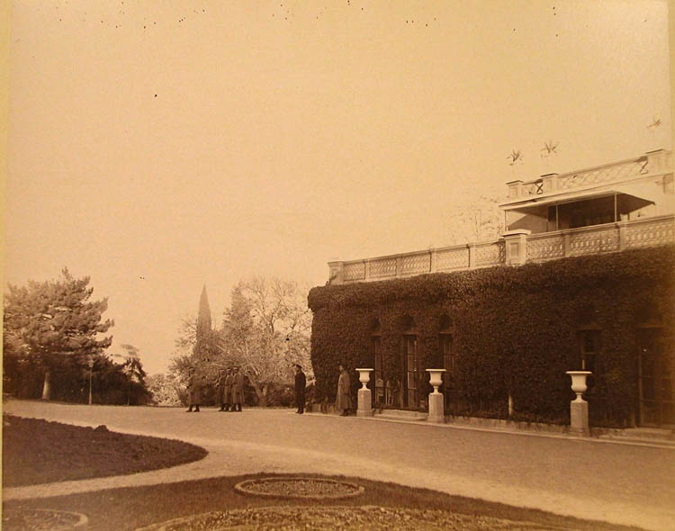 Ливадия. Служащие у Большого Императорского дворца (архитектор И.А.Монигетти, 1862-1863 гг.)