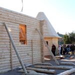 В Севастополе собрали деревянную церковь