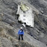 Прокурор: второй пилот намеренно не открыл дверь командиру и инициировал снижение А320