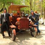 (Русский) В симферопольском Детском парке появился кованый «Форд»