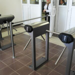 (Русский) Установку турникетов в школах Симферополя решили приостановить