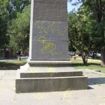 (Русский) Вандалы осквернили памятник красногвардейцам в центре Симферополя антисемитскими надписями (ФОТО)