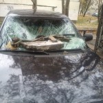 В Симферополе кусок фасада здания рухнул на автомобиль