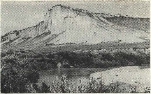 Белая скала (Ак-Кая). На переднем плане — река Биюк-Карасу