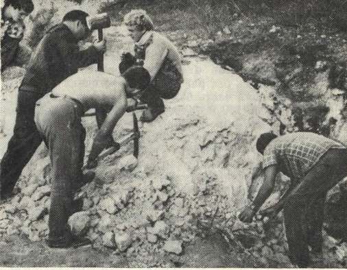 Начало раскопок стоянки Заскальной VI Удаление скальной глыбы — рухнувшего козырька древнего навеса