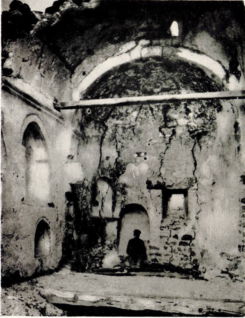 Внутренний вид полуразрушенного храма Фуны. Фото П.А. Двойченко. 1911 г