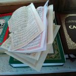(Русский) Неизвестные осквернили несколько экземпляров Корана в бахчисарайской мечети (ФОТО)